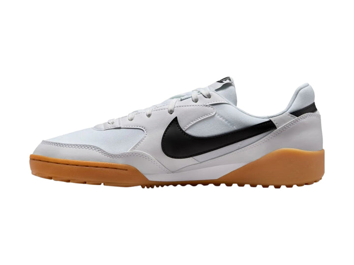 Tenis Nike blancos con logotipo negro y suela de goma color café claro.