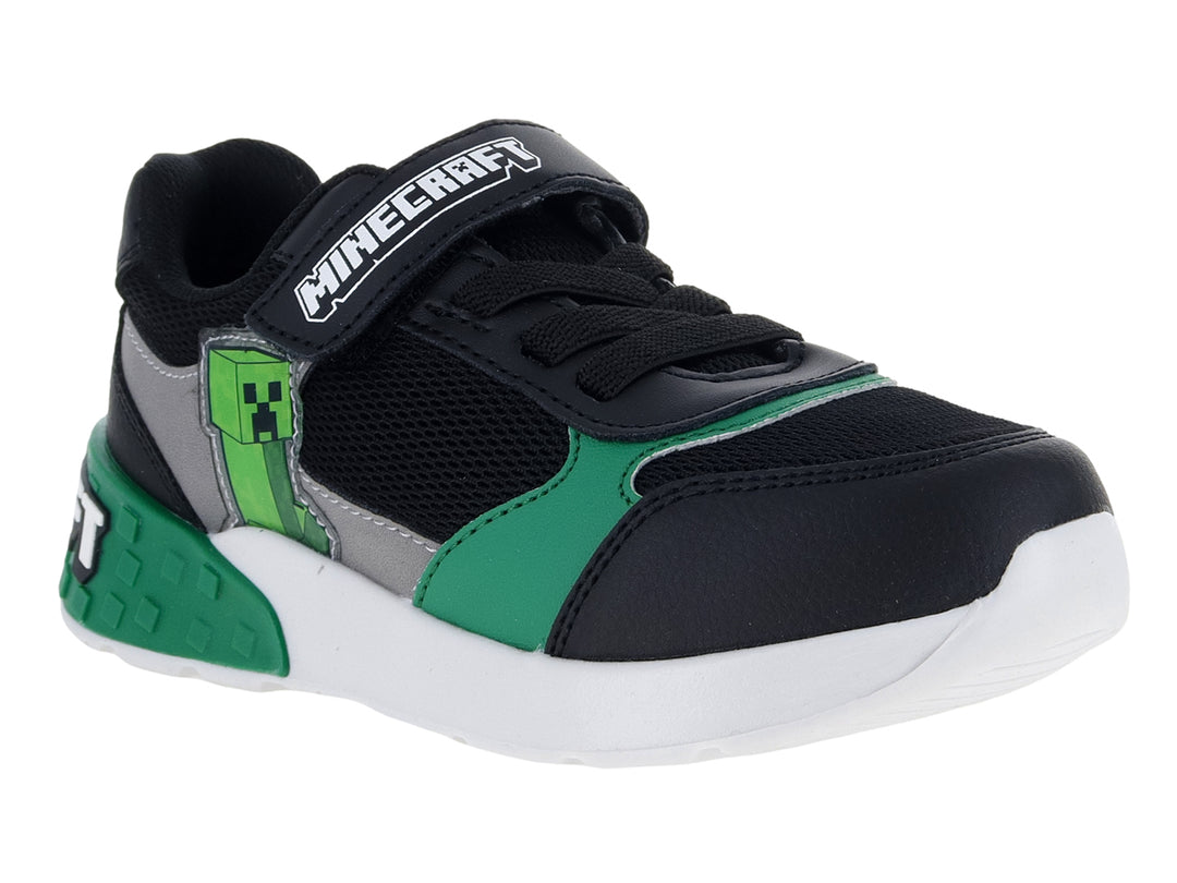 Tenis deportivos para niño color negro y verde con temática de Minecraft y suela blanca.