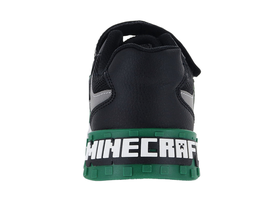 Tenis deportivos para niño color negro y verde con temática de Minecraft y suela blanca.