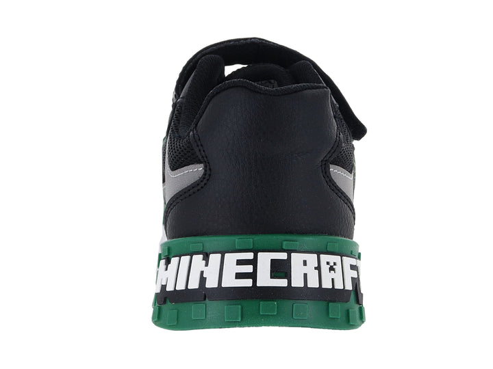 Tenis deportivos para niño color negro y verde con temática de Minecraft y suela blanca.