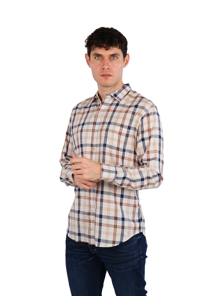 Hombre vistiendo camisa de cuadros en tonos beige, negro y kaki.