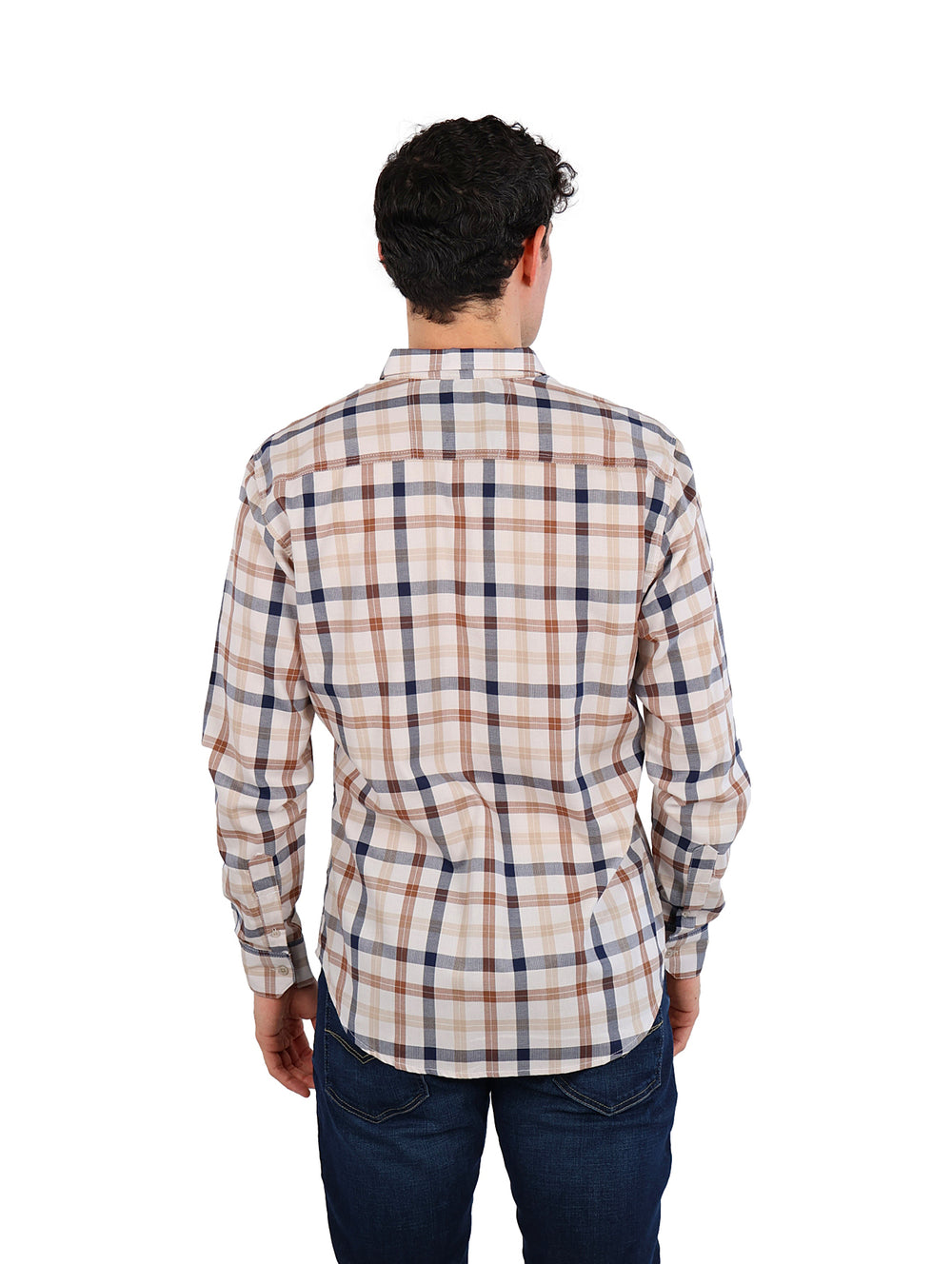 Hombre vistiendo camisa de cuadros en tonos beige, negro y kaki.