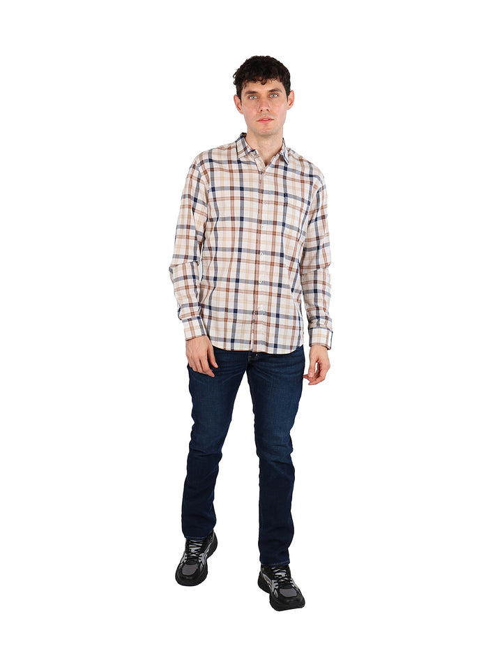 Hombre vistiendo camisa de cuadros en tonos beige, negro y kaki.