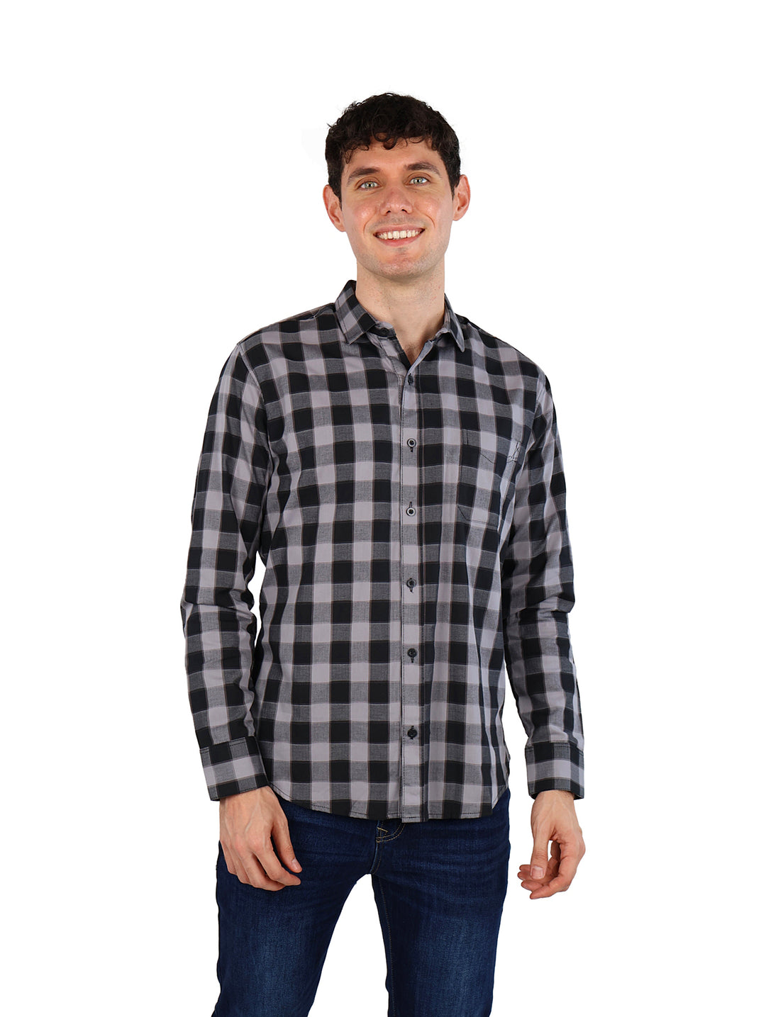 Hombre vistiendo camisa de manga larga con patrón de cuadros en colores negro y gris.