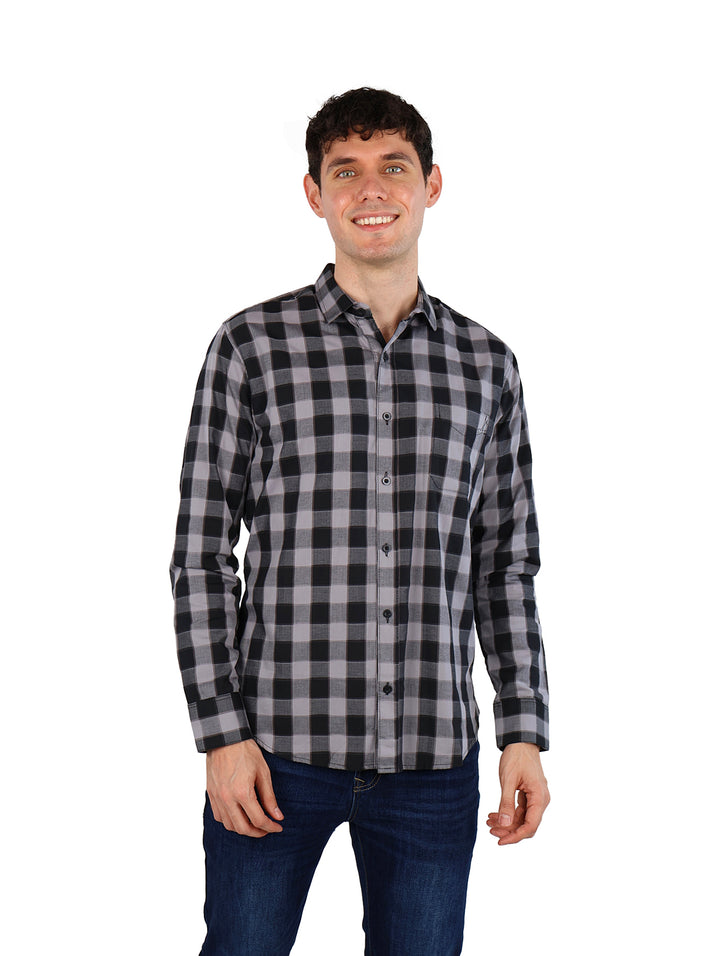 Hombre vistiendo camisa de manga larga con patrón de cuadros en colores negro y gris.