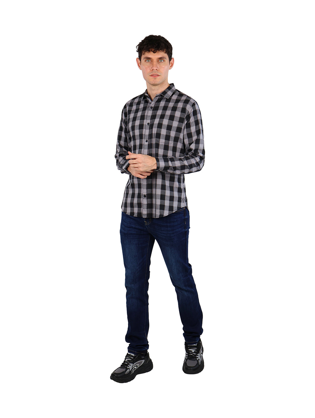 Hombre vistiendo camisa de manga larga con patrón de cuadros en colores negro y gris.