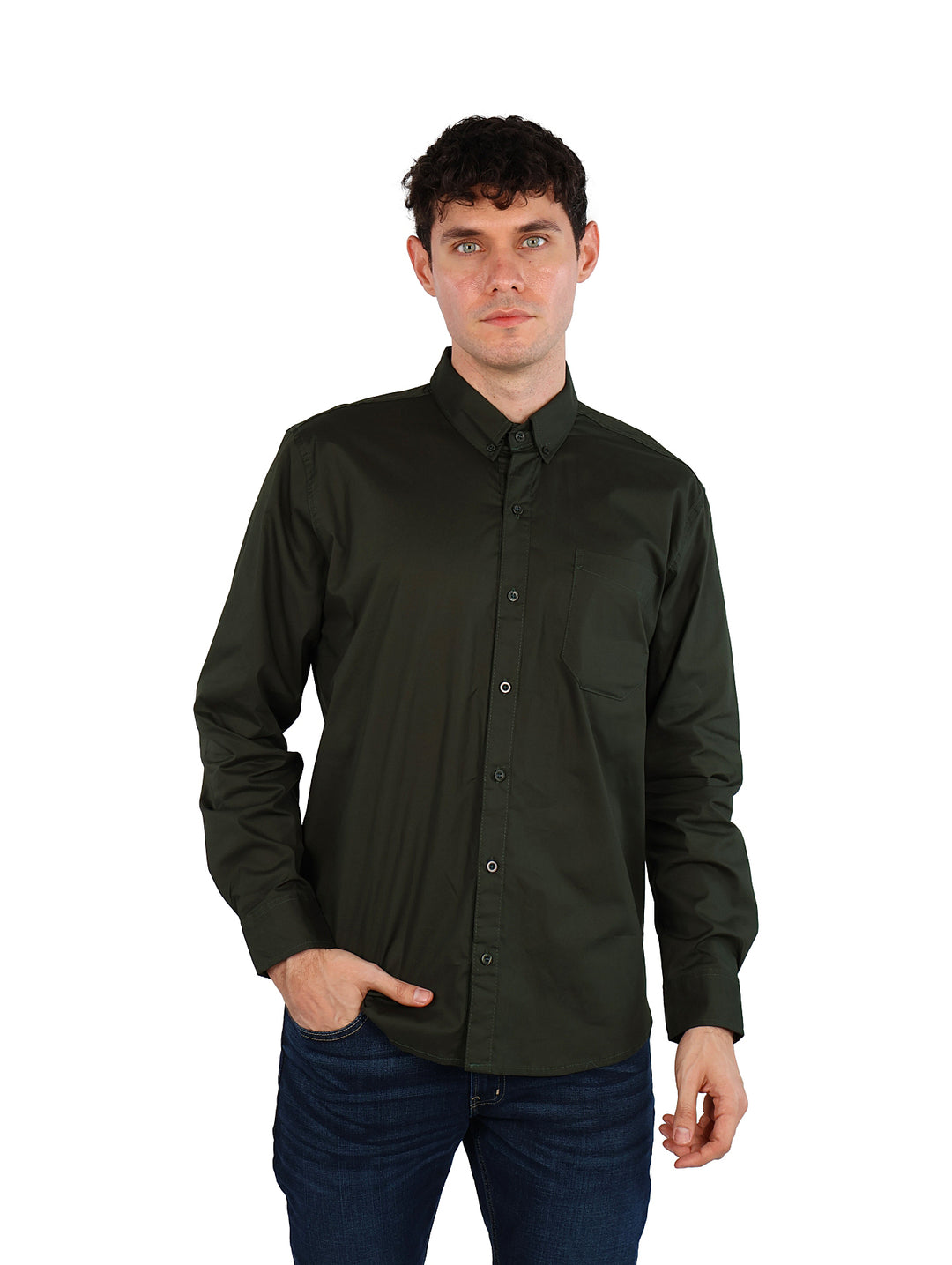 Hombre vistiendo una camisa de manga larga color verde militar con botones y cuello.