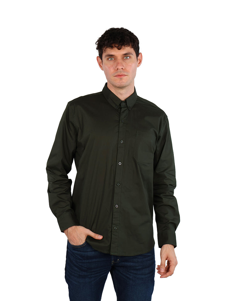Hombre vistiendo una camisa de manga larga color verde militar con botones y cuello.