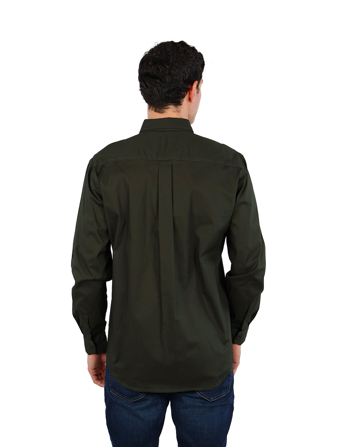 Hombre vistiendo una camisa de manga larga color verde militar con botones y cuello.