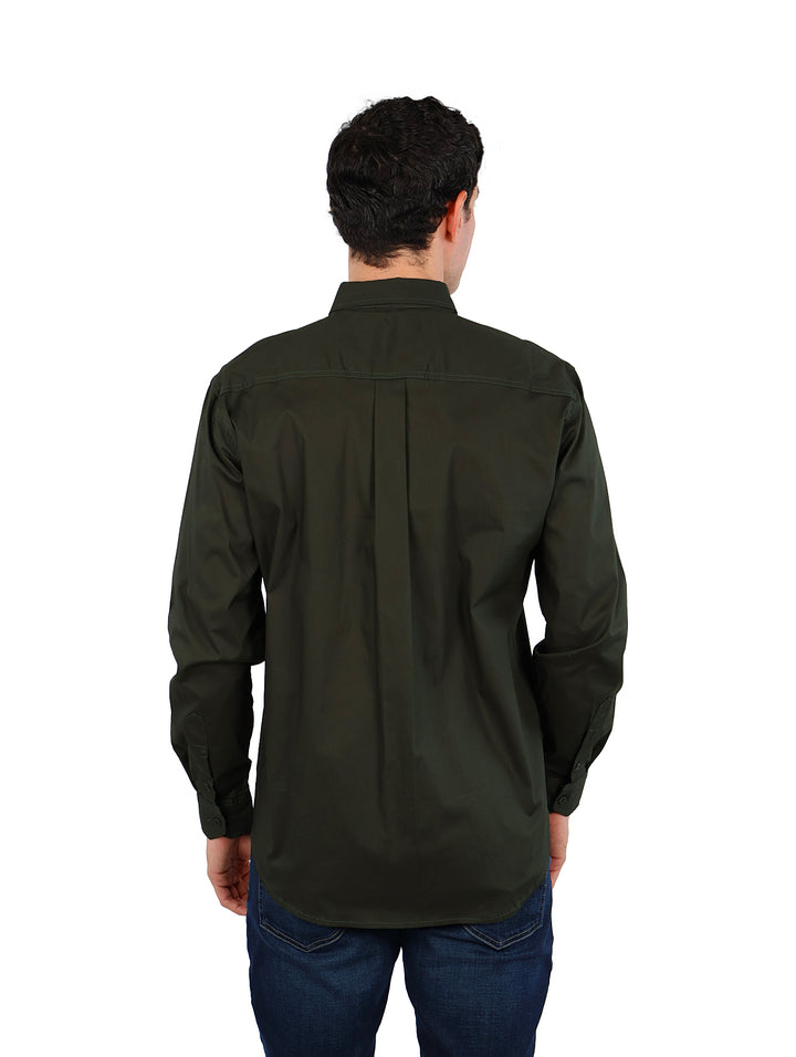 Hombre vistiendo una camisa de manga larga color verde militar con botones y cuello.