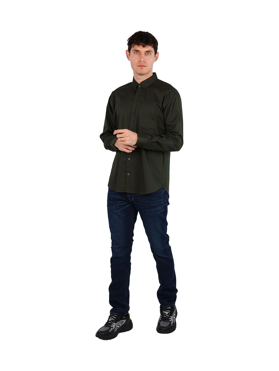Hombre vistiendo una camisa de manga larga color verde militar con botones y cuello.