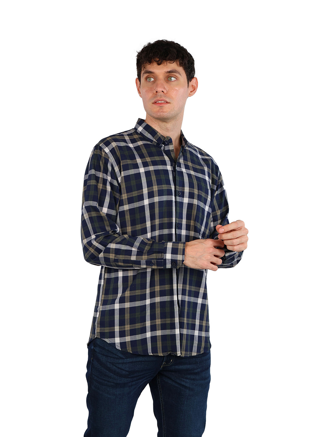 Hombre vistiendo camisa de cuadros en colores marino, verde y beige con pantalones vaqueros.