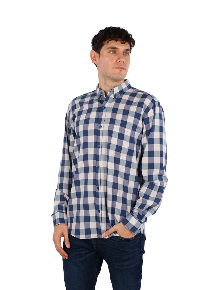 Hombre vistiendo una camisa de cuadros azul cielo y blanco de manga larga y pantalones vaqueros azules.