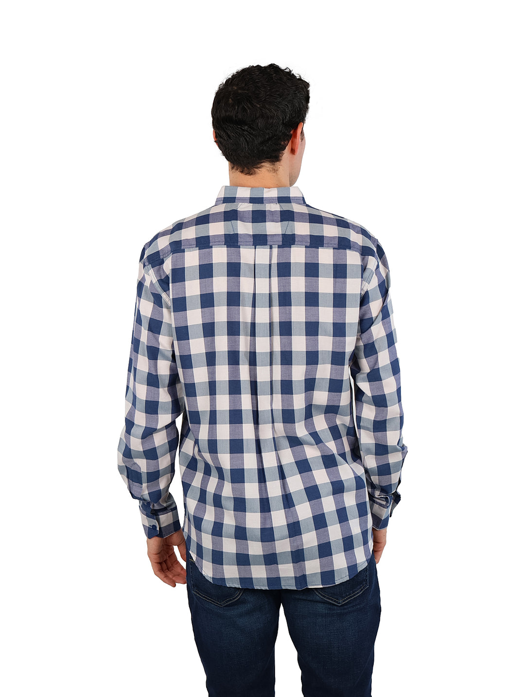 Hombre vistiendo una camisa de cuadros azul cielo y blanco de manga larga y pantalones vaqueros azules.