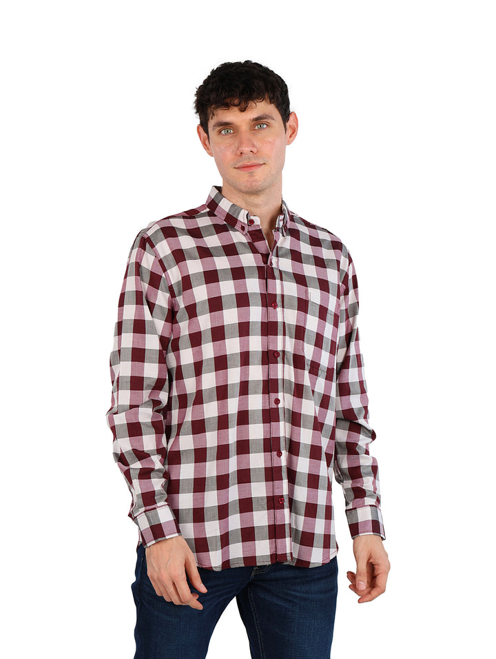 Hombre vistiendo camisa de manga larga con patrón de cuadros en colores vino, khaki y negro.
