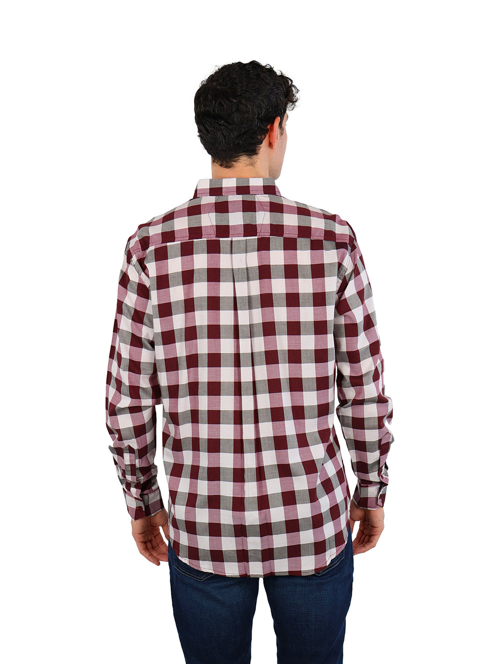 Hombre vistiendo camisa de manga larga con patrón de cuadros en colores vino, khaki y negro.
