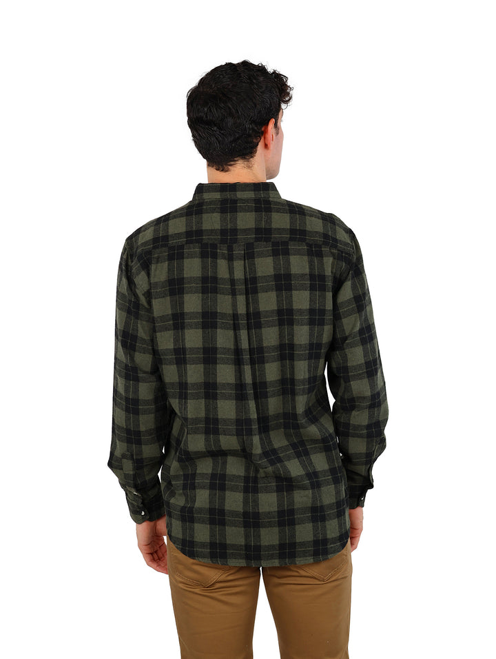 Hombre vistiendo camisa de cuadros en colores verde y negro.