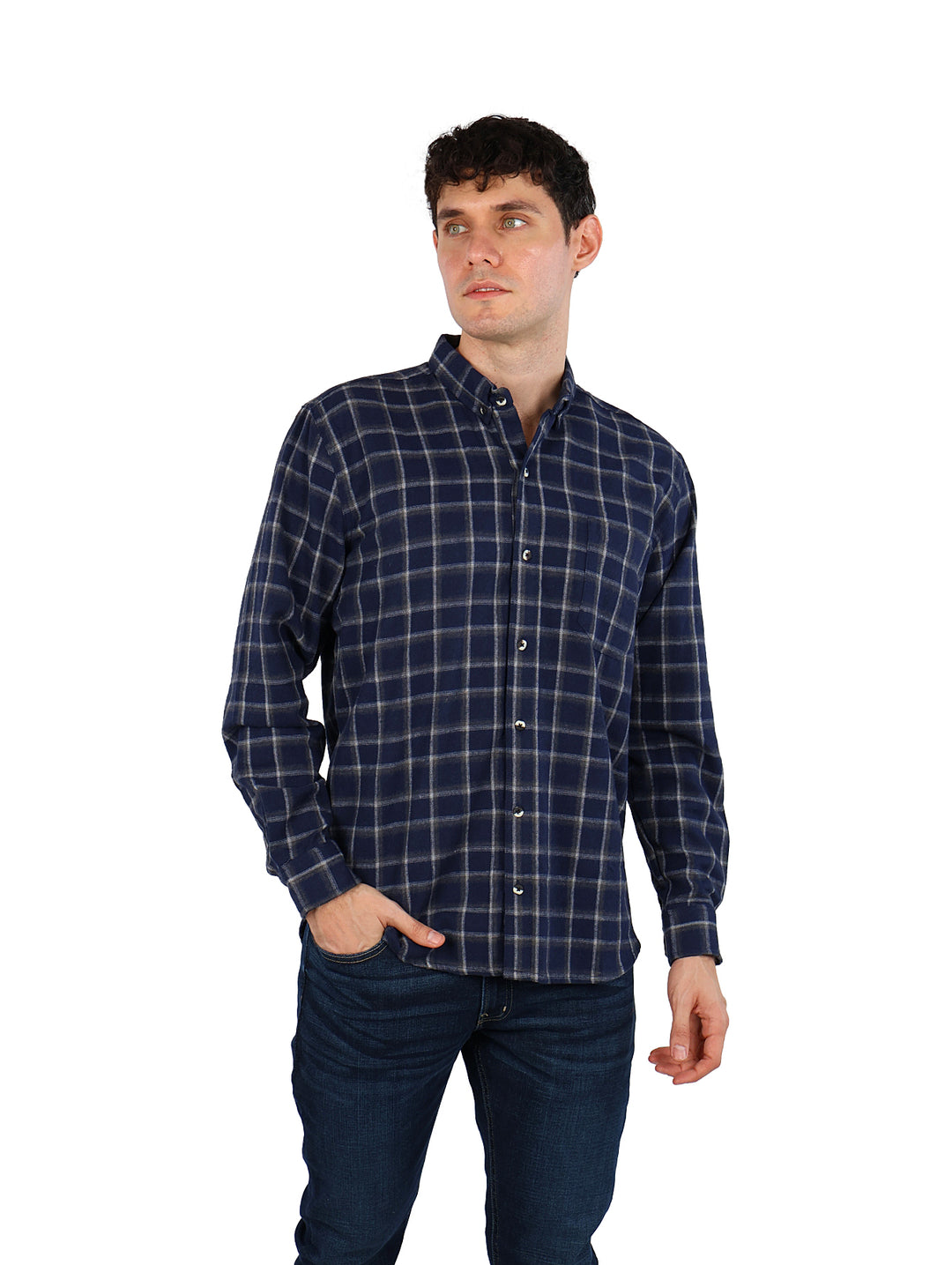 Hombre vistiendo camisa de cuadros color azul marino y blanco.