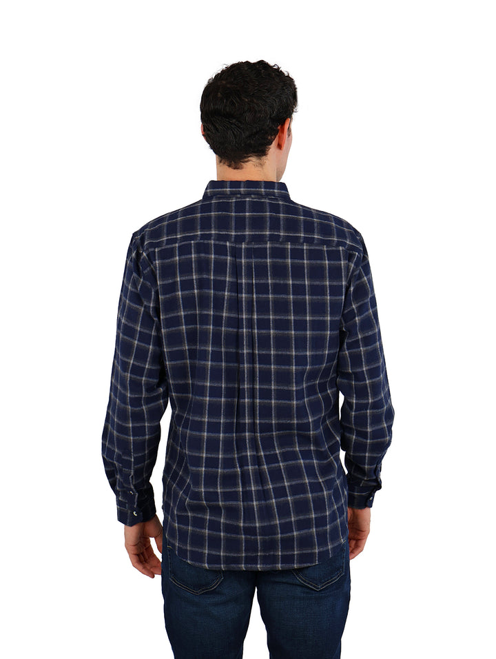 Hombre vistiendo camisa de cuadros color azul marino y blanco.