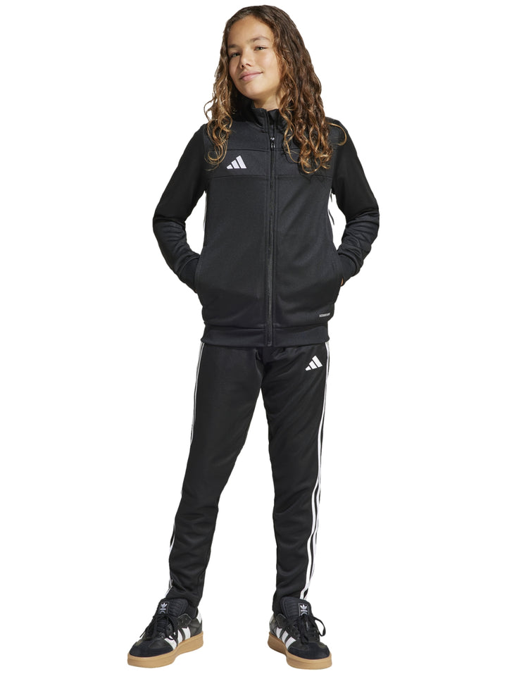 Conjunto deportivo Adidas negro para niño, incluye chaqueta y pantalón con rayas blancas laterales.