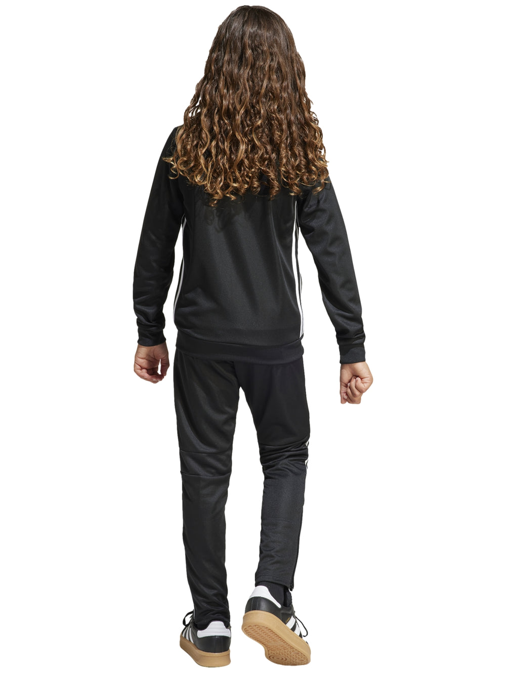 Conjunto deportivo Adidas negro para niño, incluye chaqueta y pantalón con rayas blancas laterales.