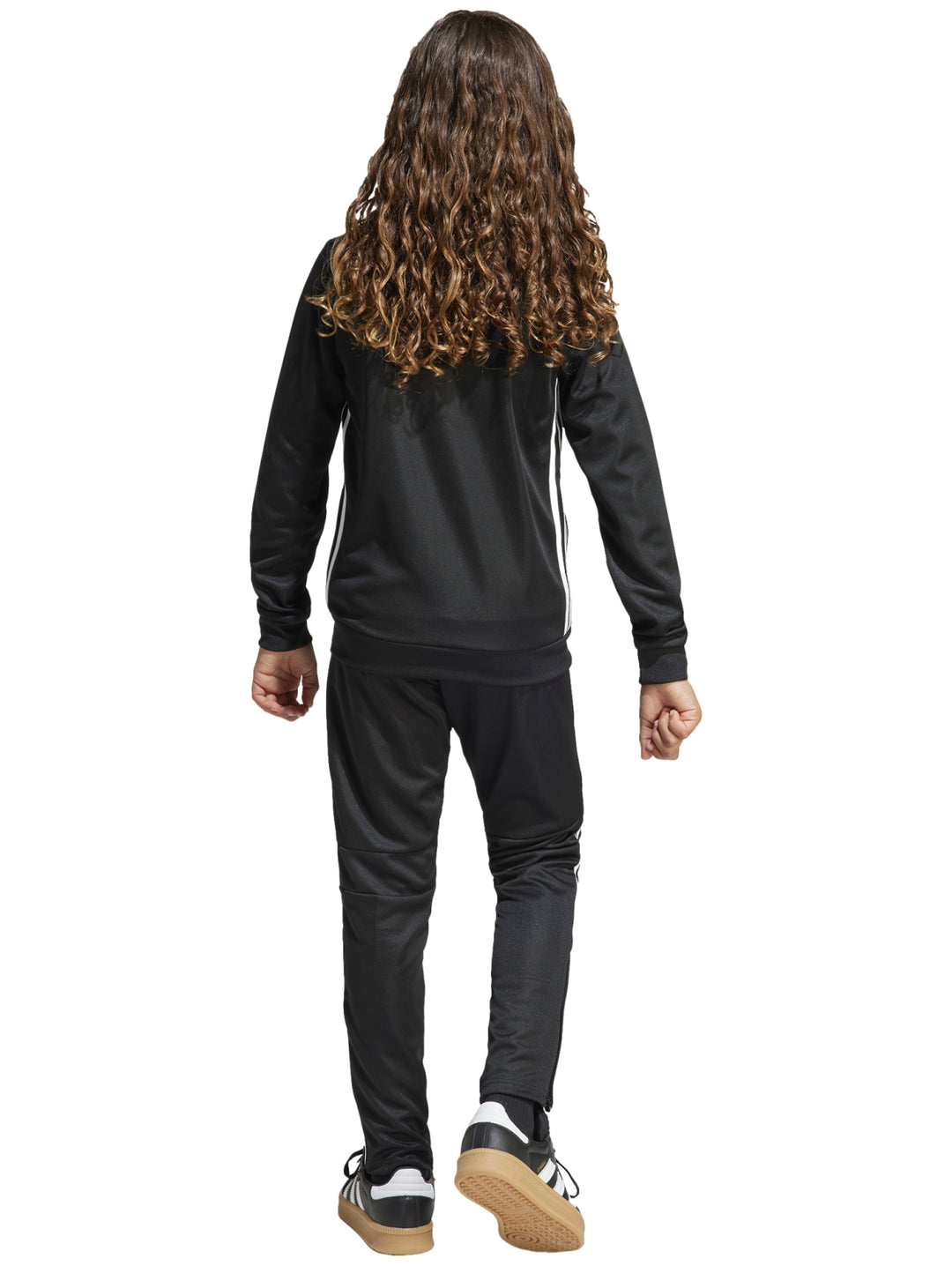 Conjunto deportivo Adidas negro para niño, incluye chaqueta y pantalón con rayas blancas laterales.