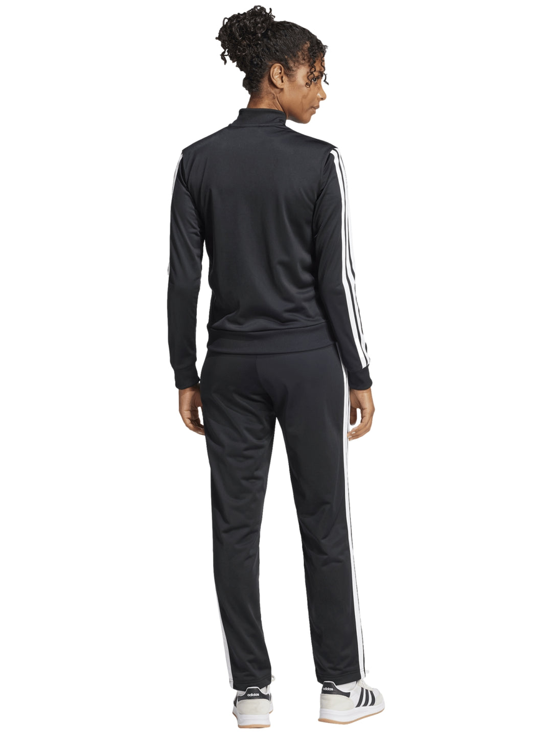 Conjunto deportivo Adidas negro con tres rayas blancas laterales en chaqueta y pantalón.