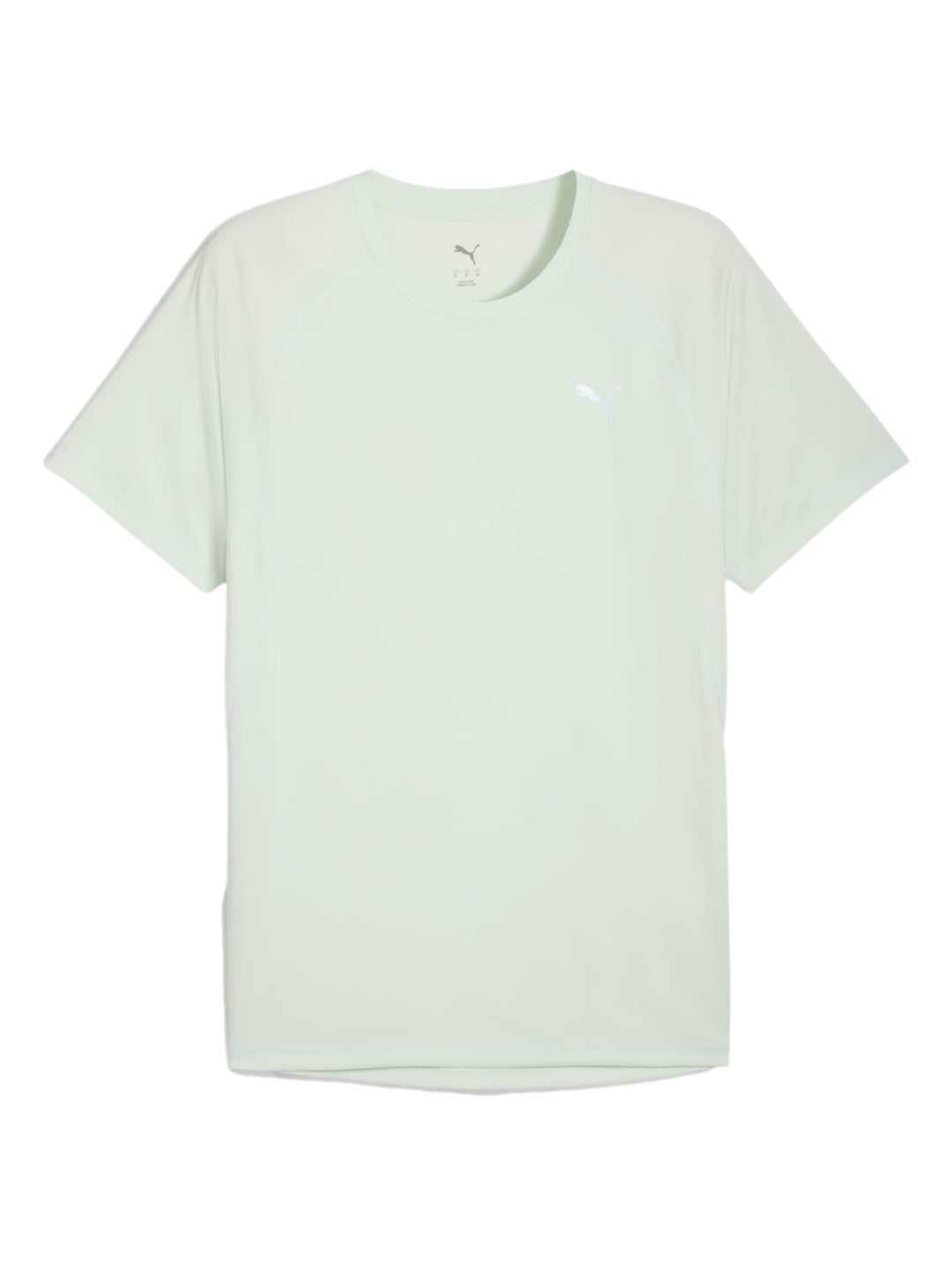 Hombre usando camiseta deportiva PUMA color verde claro Sage Frost y shorts deportivos verdes.