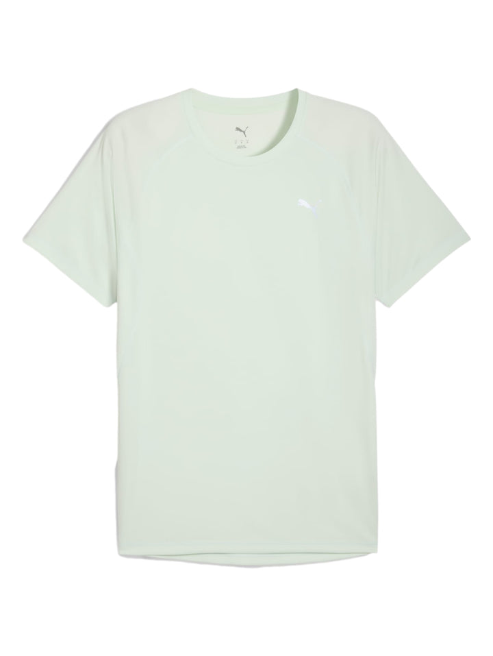 Hombre usando camiseta deportiva PUMA color verde claro Sage Frost y shorts deportivos verdes.