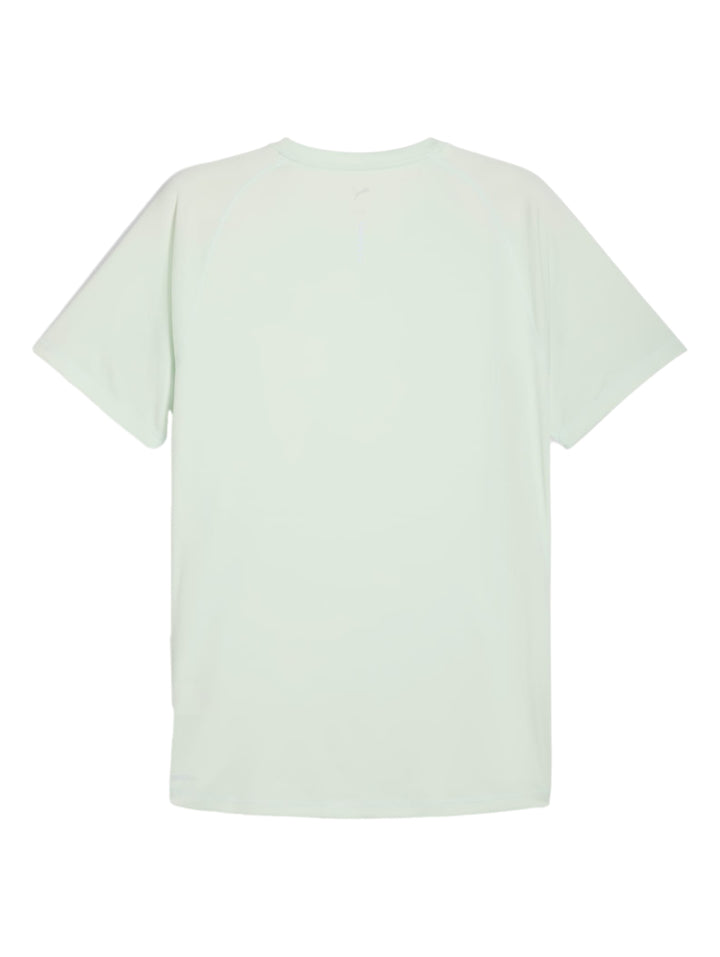 Hombre usando camiseta deportiva PUMA color verde claro Sage Frost y shorts deportivos verdes.