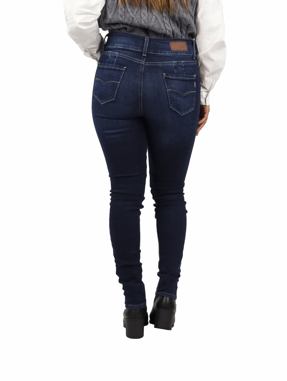 Pantalones jeans ajustados color azul oscuro con efecto lavado stone.