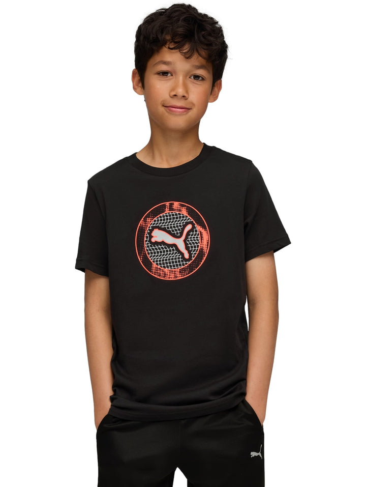 Niño vistiendo playera PUMA negra con gráfico circular rojo y blanco en el pecho.
