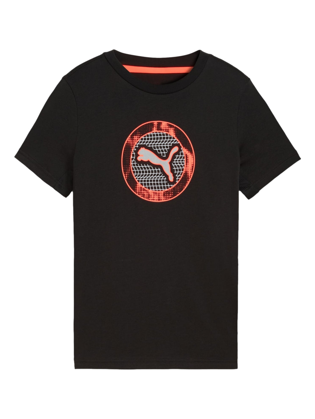 Niño vistiendo playera PUMA negra con gráfico circular rojo y blanco en el pecho.