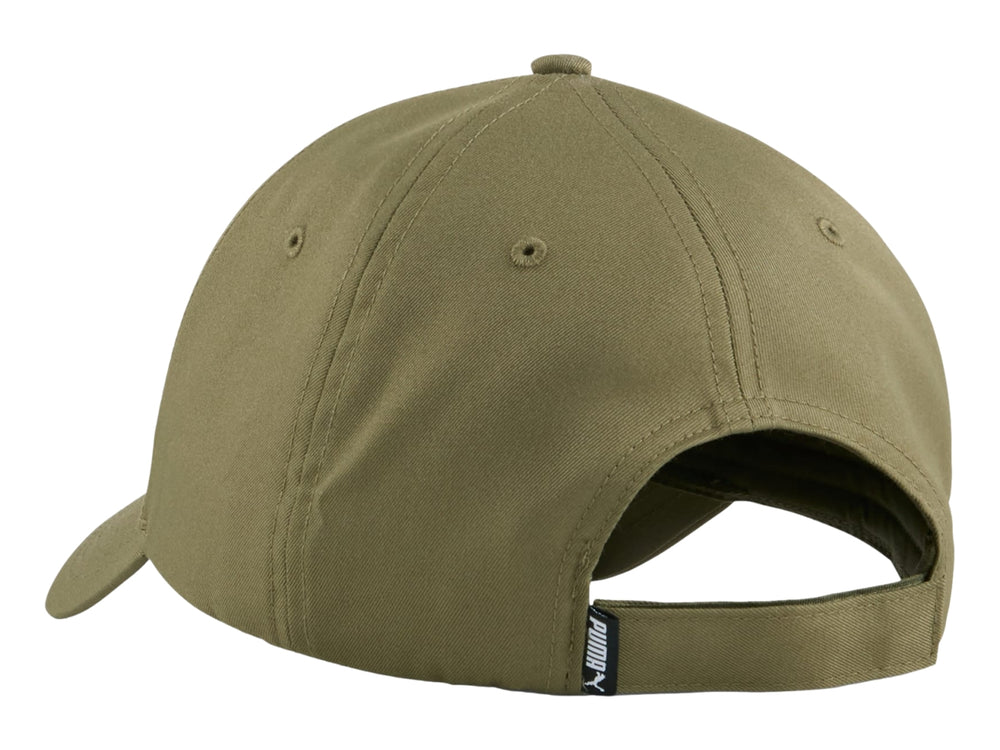 Gorra de béisbol PUMA en color verde oliva con logotipo metálico lateral.