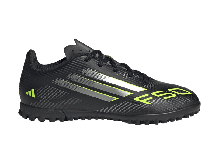 Tenis de fútbol Adidas F50 color negro con rayas plateadas y detalles en amarillo limón para niños.