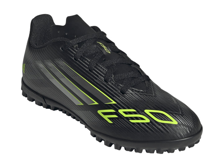 Tenis de fútbol Adidas F50 color negro con rayas plateadas y detalles en amarillo limón para niños.