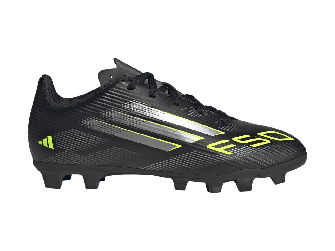 Zapato de fútbol Adidas F50 Club en color negro con detalles en gris metálico y amarillo limón.