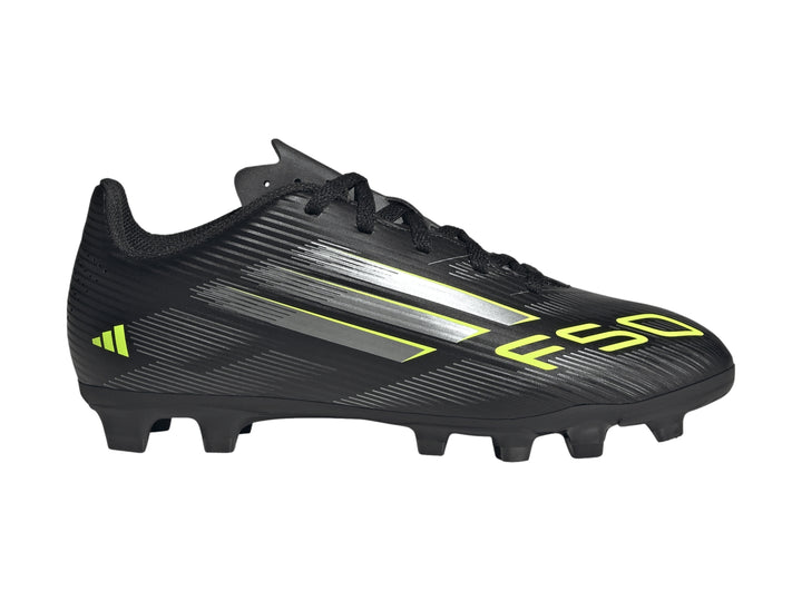 Zapato de fútbol Adidas F50 Club en color negro con detalles en gris metálico y amarillo limón.
