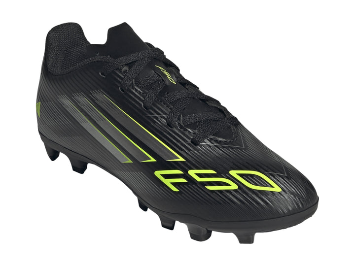 Zapato de fútbol Adidas F50 Club en color negro con detalles en gris metálico y amarillo limón.