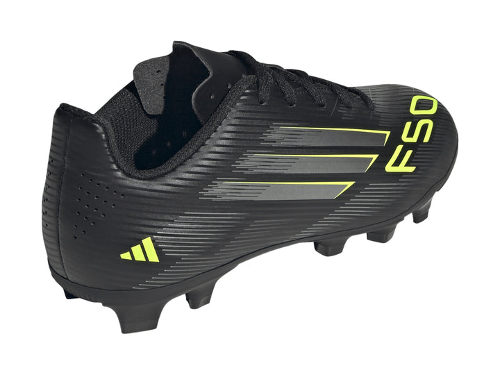 Zapato de fútbol Adidas F50 Club en color negro con detalles en gris metálico y amarillo limón.