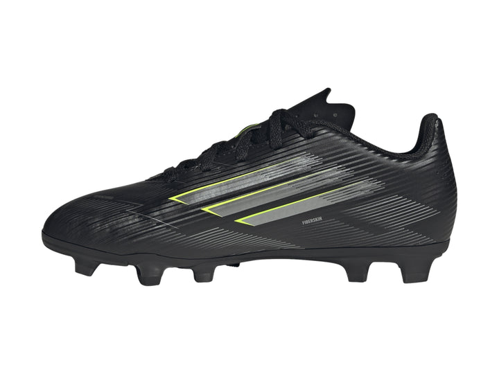 Zapato de fútbol Adidas F50 Club en color negro con detalles en gris metálico y amarillo limón.