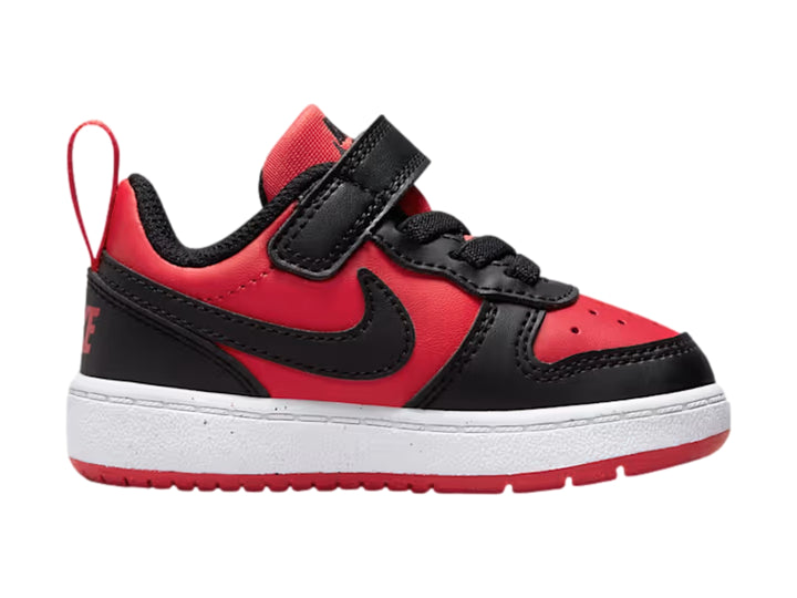 Tenis Nike Court Borough Low Recraft para niño en colores rojo y negro con suela blanca y correa de velcro.