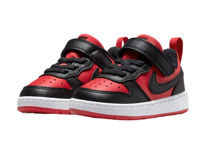 Tenis Nike Court Borough Low Recraft para niño en colores rojo y negro con suela blanca y correa de velcro.