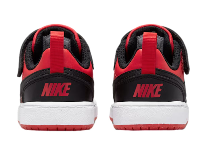 Tenis Nike Court Borough Low Recraft para niño en colores rojo y negro con suela blanca y correa de velcro.