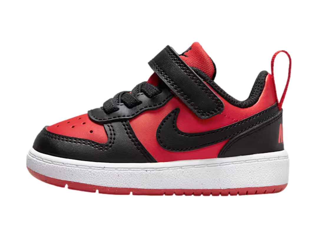 Tenis Nike Court Borough Low Recraft para niño en colores rojo y negro con suela blanca y correa de velcro.