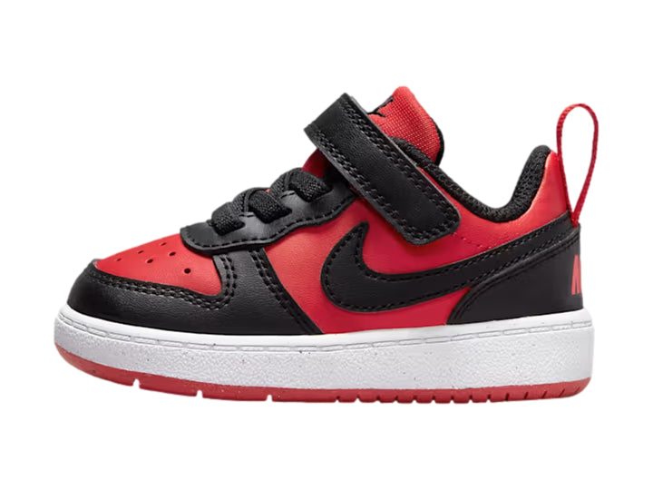 Tenis Nike Court Borough Low Recraft para niño en colores rojo y negro con suela blanca y correa de velcro.