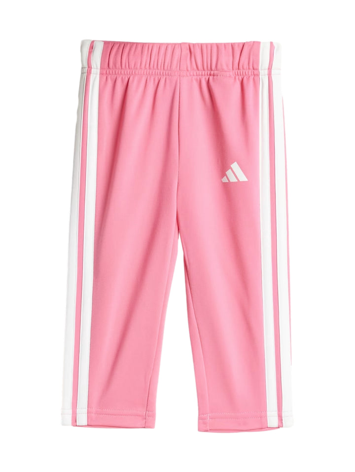 Conjunto deportivo Adidas rosa para niña con franjas blancas laterales y banda blanca en la chaqueta.