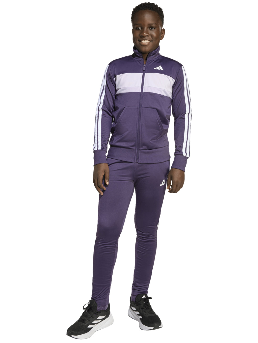 Conjunto deportivo Adidas para niño en color morado con detalles en blanco.