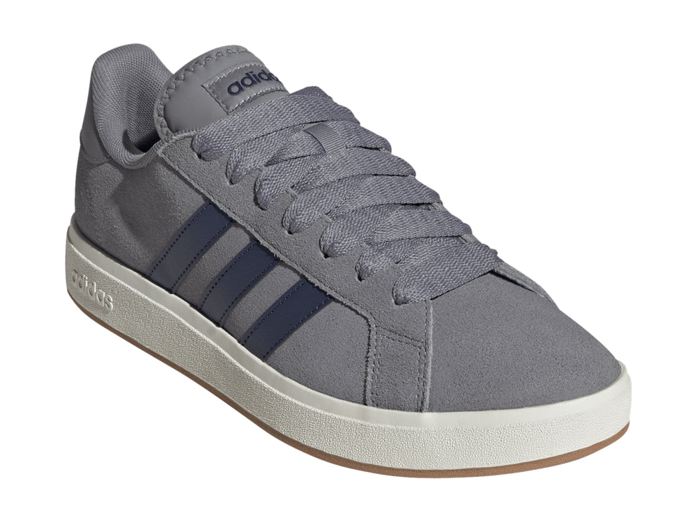 Tenis Adidas color gris con franjas azules y suela blanca.