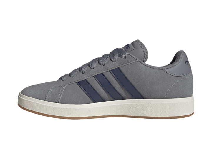 Tenis Adidas color gris con franjas azules y suela blanca.
